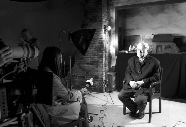 Han Qiang - 15、杨大方住院期间，经常被媒体接到展览馆接受媒体采访。